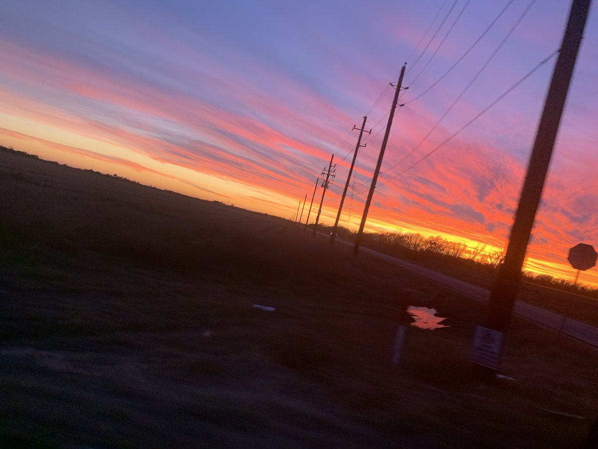 MckennaNikkole's tweet photo. I’ll start y’all drop y’alls favorite sunset pictures !! 
•
•
•#sunset https://t.co/qbnG7sOGXp