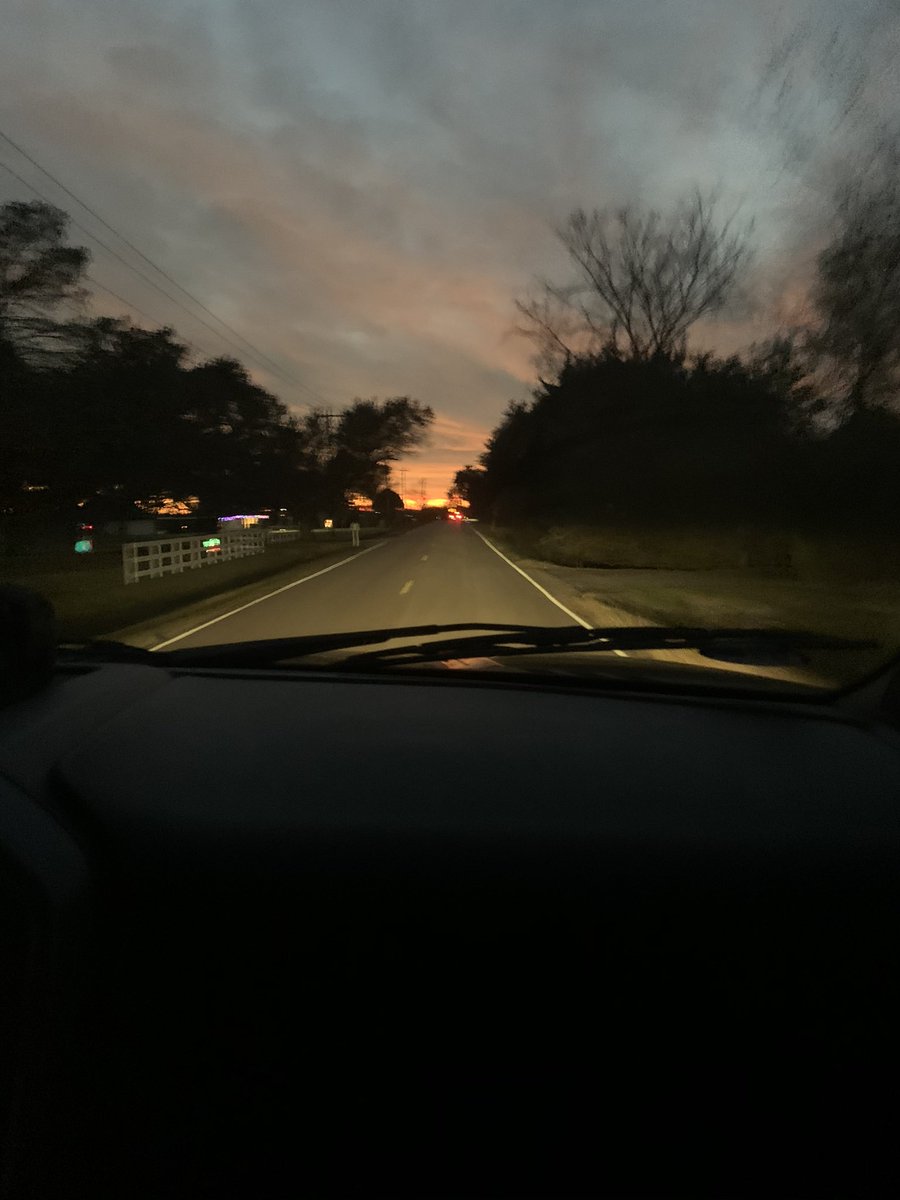 MckennaNikkole's tweet photo. I’ll start y’all drop y’alls favorite sunset pictures !! 
•
•
•#sunset https://t.co/qbnG7sOGXp