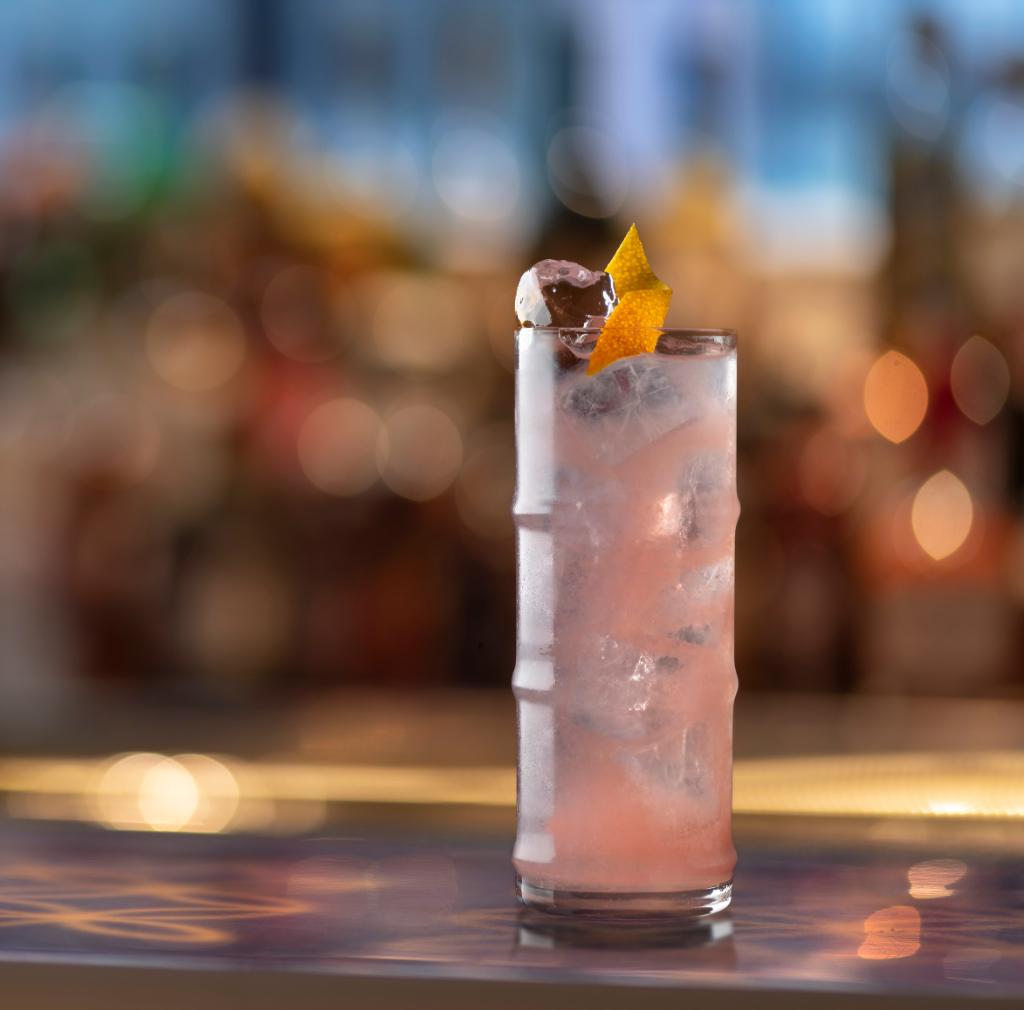 A twist on the classic Tom Collins: our Lychee Ginger Collins blends gin with sweet lychee, spicy ginger and cranberry #festive spr.ly/60101nNzn
