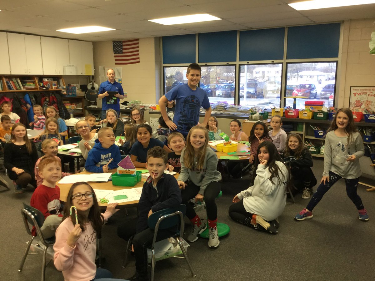 JenniferEhrbar's tweet photo. Happy holidays! Celebrating the season with our 1st grade buddies! ⁦@HarrisWoody⁩ https://t.co/cLDwdIQvHG