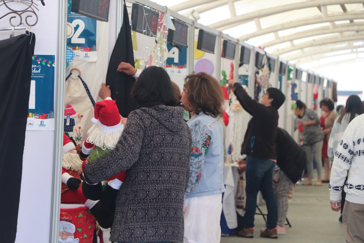 VoceriaLosLagos's tweet photo. @IngridSchettino Seremi de Gobierno y como subrogante de la @MMEG_LosLagos visita Feria de Mujeres Emprendedoras en el muelle de #Puertomontt. En la oportunidad compartió con las expositoras y locatarias sobre las campañas #ProPymeMujer y #nadajustificalaviolencia https://t.co/rrpkBwtPCD
