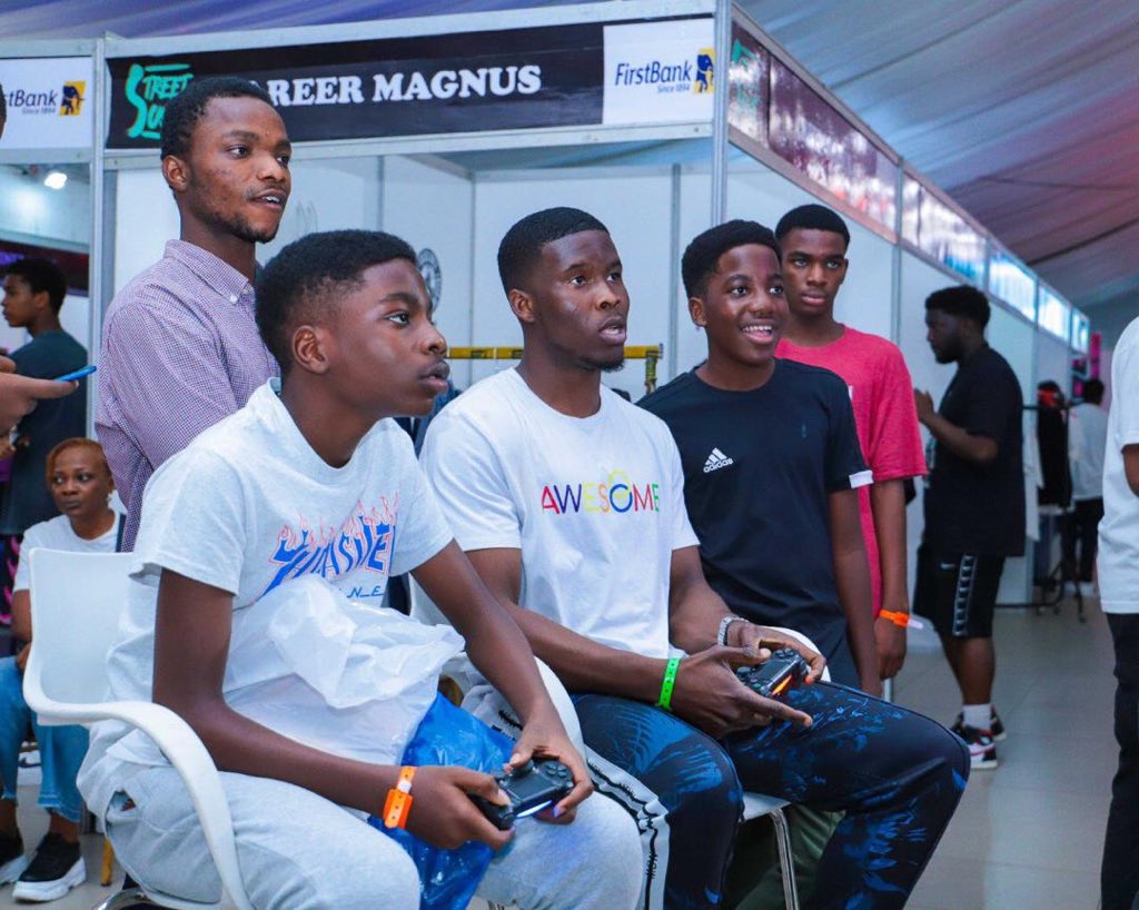 IyawoThickaBody's tweet photo. It was all fun and games yesterday at the #FirstBankStreetSouk proudly sponsored by your favourite bank @FirstBankngr aka the bank wey sabi๐๐ป๐๐ป ๐ฏ
More pictures coming thruuuuu๐ฅ๐ฅ
Please Retweet dears โค๏ธโค๏ธโค๏ธ
#firstbankstreetsouk #DecemberIssaVybe https://t.co/ndyUzgAO5A