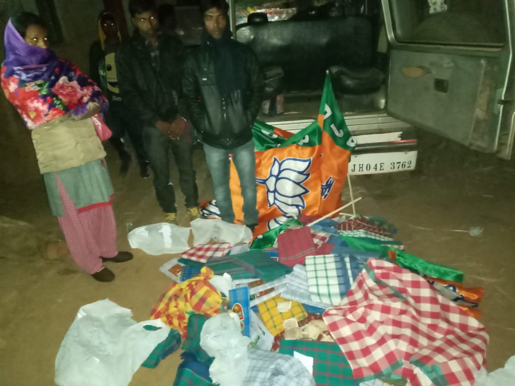 JmmJharkhand's tweet photo. एक पार्टी महिलाओं को ठगने का काम कर रही तो दूसरी पार्टी युवाओं को ठगने की कोशिश में है। सत्ता में रहकर लूट मचाने वाले भाजपा-आजसू ठगबंधन का यह घिनौना खेल हर एक झारखंडी जानता है। इसलिए वह इस बार तैयार है इन्हें मुँह तोड़ जवाब देने के लिए।

झारखंडी जनता को अधिकार चाहिए, खैरात नहीं। https://t.co/8yawc3VhlV