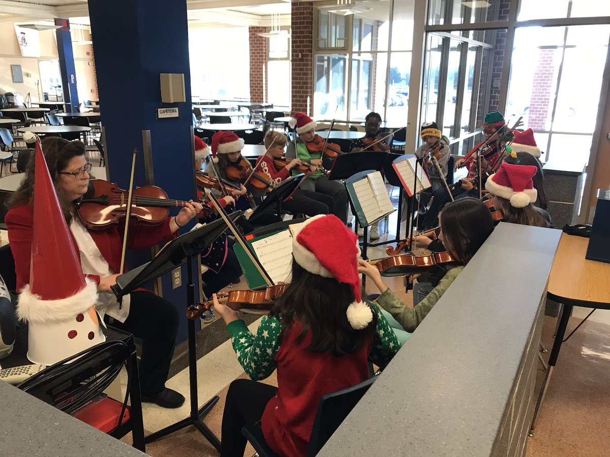 Strolling Santas are ready to go!@SGASD_SGI