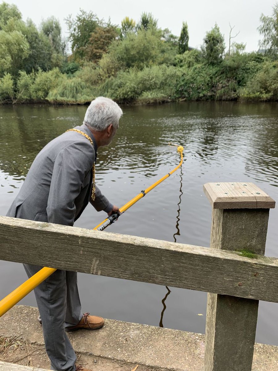ReachandRescue's tweet image. Stuart, our Marketing Manager, always gets involved when out and about, which resulted in him showing the Mayor of Worcester how to use our Portsafe and Rescue Pole! 

#DemoKing