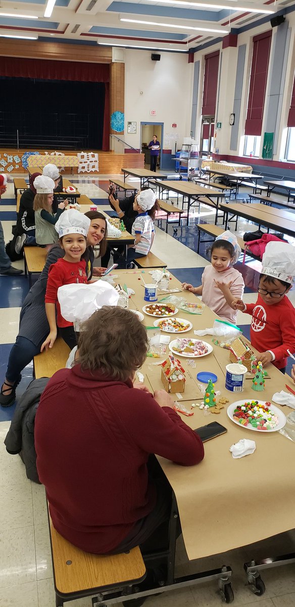 Harnewhawk's tweet photo. Gingerbread hugs and peppermint kisses. 1st grade making memories! #RSD122CARES #harnewcares https://t.co/uemBYPWKjx