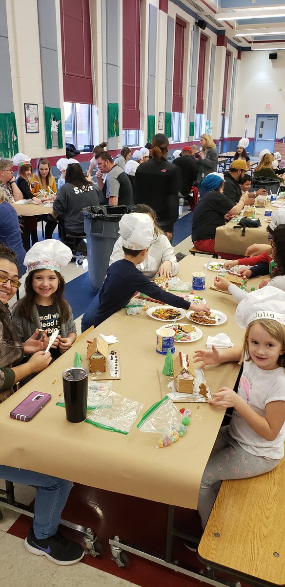 Harnewhawk's tweet photo. Gingerbread hugs and peppermint kisses. 1st grade making memories! #RSD122CARES #harnewcares https://t.co/uemBYPWKjx