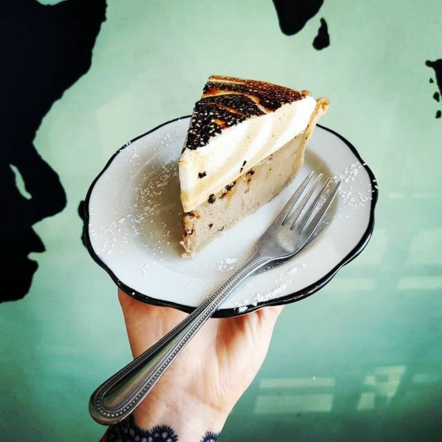 nikkiprice's tweet image. Presenting our new flavor: Chai Latte Meringue (it’s vegan!) So much yum on this chilly morning. ❤️ 🥧 ❤️ #properpieco #properpie #eatyourpie #vegan #veganpie #chai #rvaeats #rva #keepitproper #pie ift.tt/38X8m40