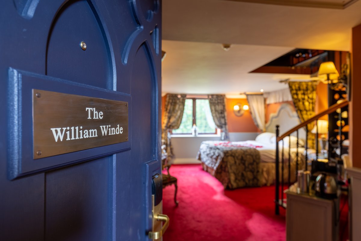 CoombeAbbey's tweet photo. Happy #GrandFeatureFriday!
Today we're looking at the William Winde Room ๐
This romantic room includes a double bed with canopy and a spiral staircase that leads up to a sumptuous Victorian roll top bath.
Book your own visit now:
https://t.co/SCkwlB5nQ7 https://t.co/CqJyCyfH2v