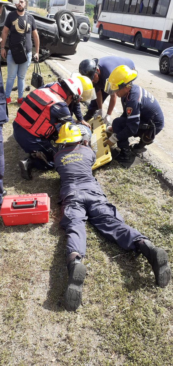 CentralReedan's tweet photo. #Ahora |Personal de @GuacaraBomberos atiende de manera simultánea dos Siniestros viales con lesionados en la ARC, Km 144. @DGNBEnLinea @DespachoDGNB @VGRPC @MIJPVenezuela https://t.co/ttRkOemeFM