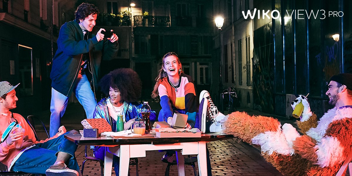 WikoES's tweet image. ¡Disfruta de las comidas y cenas navideñas en compañía de los tuyos e inmortaliza cada momento para la posteridad!

La noche es larga y la vida nunca duerme, por eso la gama #View3 y sus dos días de uso con sus 🔋 de 4000mAh ¡son tu mejor compañía!

#LiveNeverSleeps #LetsLiveIt