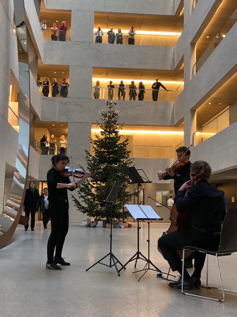 #Musik im Atrium des <a href="/IMbawue/">Innenministerium BW</a>? Das hört man nicht alle Tage &amp; so sorgte ein spontanes, vorweihnachtliches Ständchen der Gruppe "Das TRYO" für Begeisterung bei den Kolleginnen &amp; Kollegen. Vielen Dank!