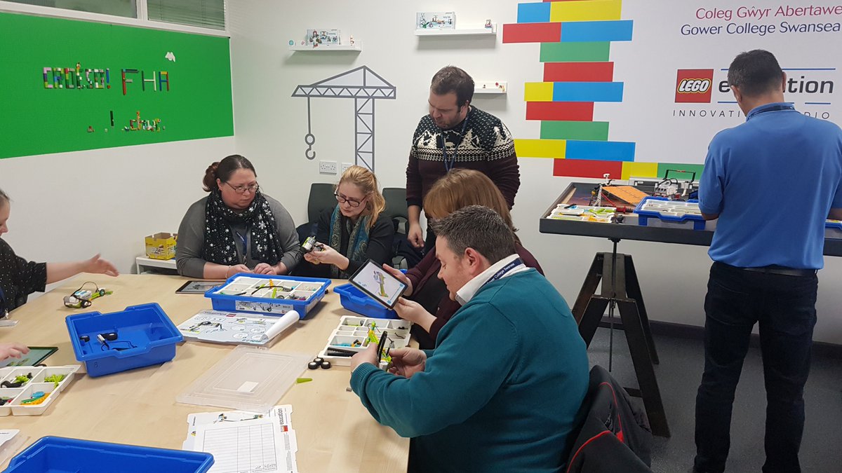 GowerCollegeSwa's tweet photo. Our External Funding team are getting to grips with #LEGO at our innovation studio 🤖
 
Can you guess what they are constructing? 🤔
 
▪️

Mae ein tîm Cyllid Allanol yn ceisio mynd i’r afael â #LEGO yn ein stiwdio arloesi 🤖

Allwch chi ddyfalu beth maen nhw’n eu hadeiladu? 🤔 https://t.co/WthWCgTI4p