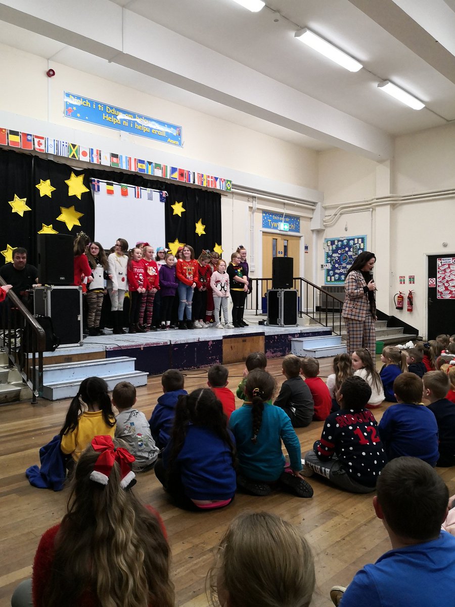 portmeadp's tweet photo. The choir and all pupils had a lovely surprise this afternoon. Shellyann for a surprise visit. It was great. #pmdpmus #pmdpea #pmdpcomm @shellyannmusic @964thewave https://t.co/qWSamR0JQO