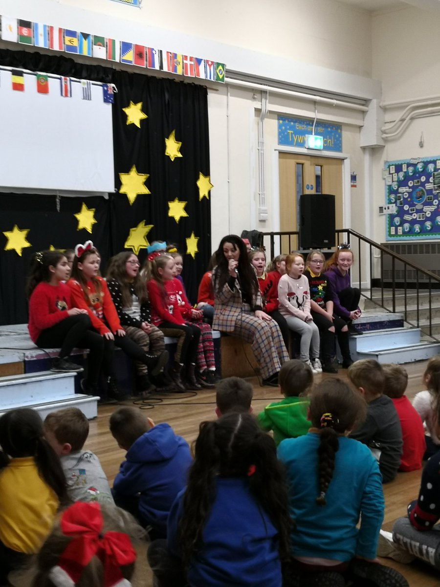 portmeadp's tweet photo. The choir and all pupils had a lovely surprise this afternoon. Shellyann for a surprise visit. It was great. #pmdpmus #pmdpea #pmdpcomm @shellyannmusic @964thewave https://t.co/qWSamR0JQO