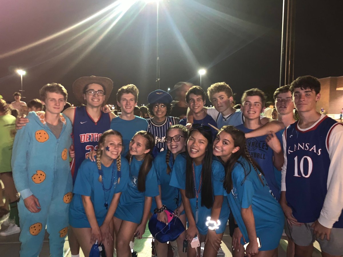 Today I am extra thankful for some of my closest friends. I have a very supportive friend group that never leaves my side and have been able to make endless amounts of memories with them. #ThankfulThursday <a href="/hoopsmurphy/">Michael Murphy</a> <a href="/bballwoods23/">Patrick Woods</a>