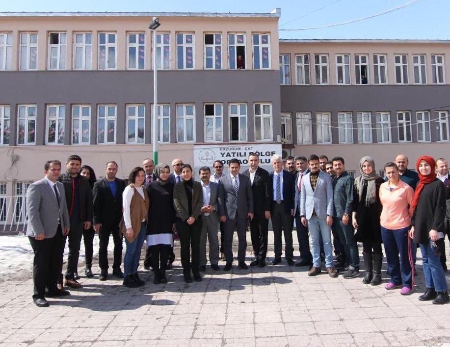skaygusuz's tweet photo. Öğretmeniz biz,
Eli kalem tutanlarız
Derdi vatan olanlarız
Fedakarlığı görev değil 
Huyumuzdan sayanlarız.
Aşkımız birdir bizim
Meselemiz tektir bizim
“Öğrenci” deriz adına da
Öz evlattan ayırmayız...

#erzurumdaveliöğretmenelele 
Sebeb-i ziyaretimiz; “Çocuklarımız”
@Erzurum_Mem https://t.co/JDCEe49289
