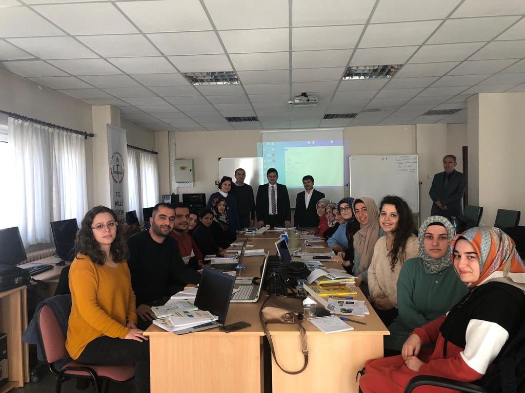 skaygusuz's tweet photo. Öğretmeniz biz,
Eli kalem tutanlarız
Derdi vatan olanlarız
Fedakarlığı görev değil 
Huyumuzdan sayanlarız.
Aşkımız birdir bizim
Meselemiz tektir bizim
“Öğrenci” deriz adına da
Öz evlattan ayırmayız...

#erzurumdaveliöğretmenelele 
Sebeb-i ziyaretimiz; “Çocuklarımız”
@Erzurum_Mem https://t.co/JDCEe49289