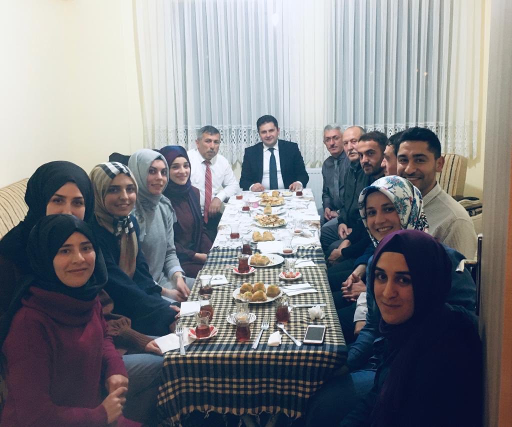 Öğretmeniz biz,
Eli kalem tutanlarız
Derdi vatan olanlarız
Fedakarlığı görev değil 
Huyumuzdan sayanlarız.
Aşkımız birdir bizim
Meselemiz tektir bizim
“Öğrenci” deriz adına da
Öz evlattan ayırmayız...

#erzurumdaveliöğretmenelele 
Sebeb-i ziyaretimiz; “Çocuklarımız”
<a href="/Erzurum_Mem/">Erzurum İl Millî Eğitim Müdürlüğü</a>