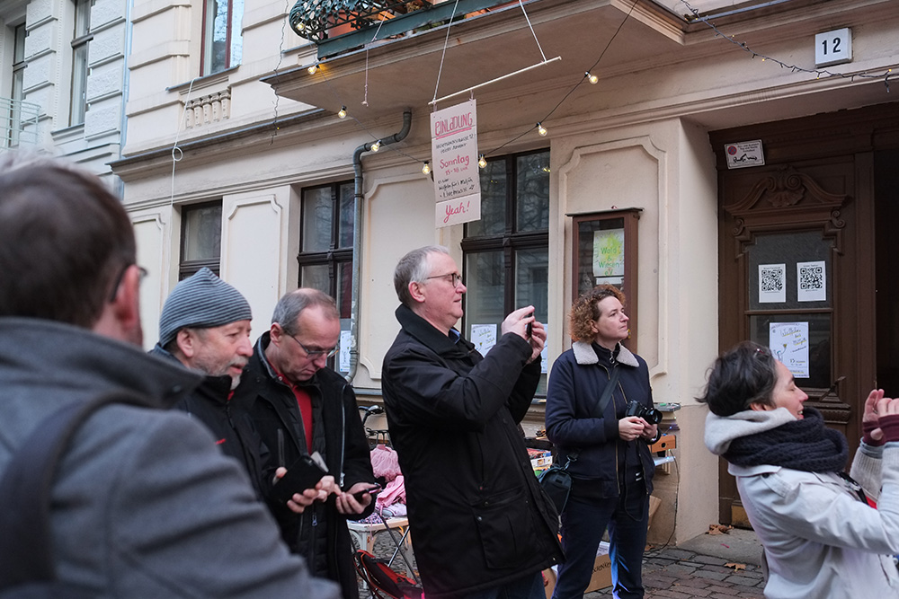 Klaus Mindrup macht ein Foto beim Adventsfest in der Husemannstraße 12