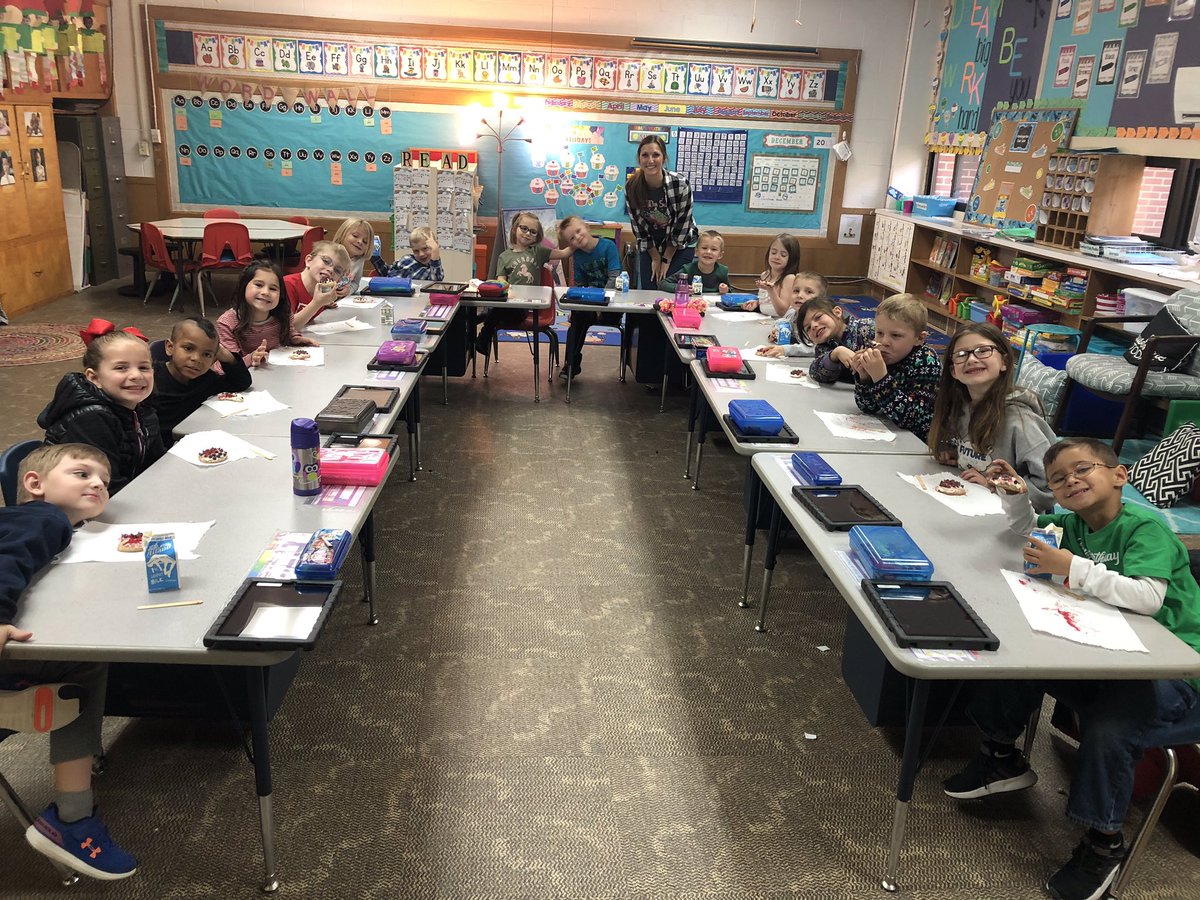 pescubs325's tweet photo. These kiddos helped me ring in year 25 a few days early with a cookie decorating party! π #sweetkiddos https://t.co/jWmUxg11kz