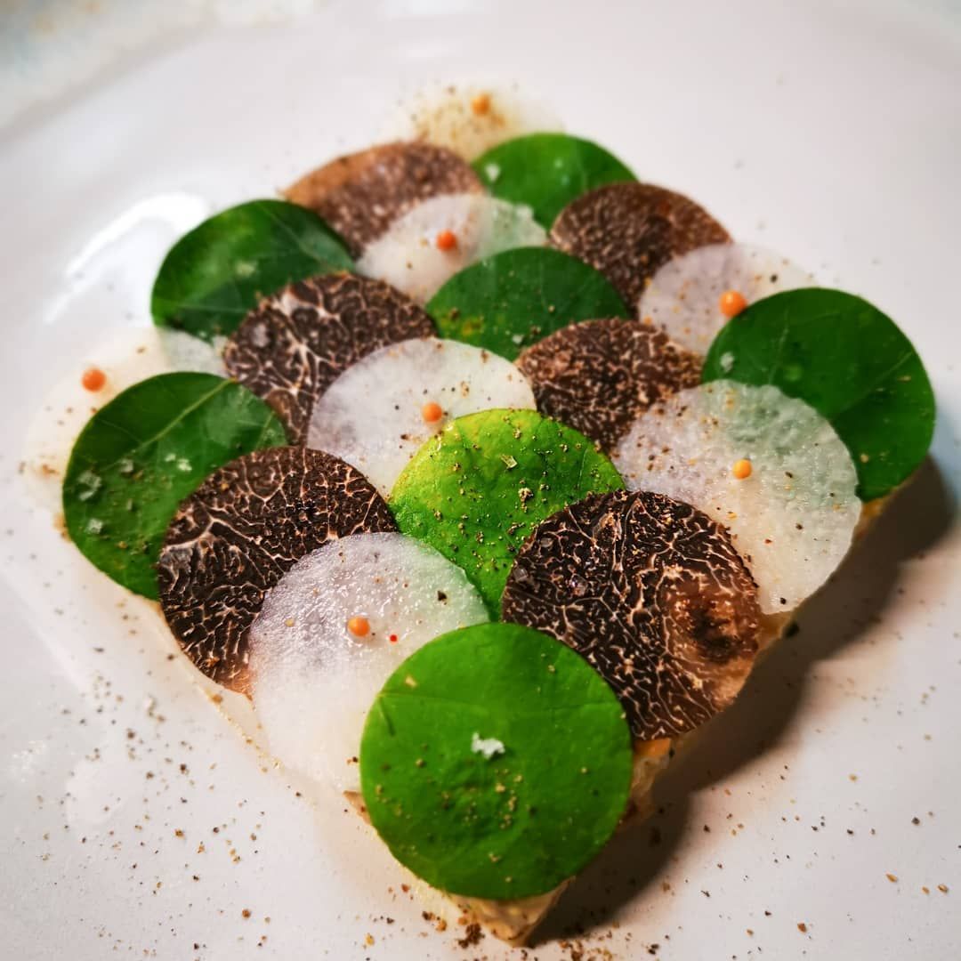 EditionsLebey's tweet photo. Quand la tête de veau ressemble à ça, il n'y a plus aucune excuse pour ne pas en goûter !
Tête de veau, sauce gribiche & navet mariné et feuilles de capucine
(📷 @ restaurant_tomyandco )
.
Tomy & co
22, rue Surcouf
75007 Paris
https://t.co/U9tRXouFBv
.
#gastronomie #tomygousset https://t.co/6AvuTchI9w