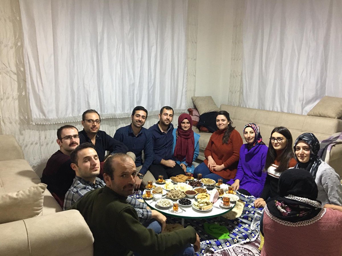 Erzurum_Mem's tweet photo. Her çocuk bir bayraktır, 
Yükselmeyi hak eder. 
Her çocuk bizimdir, bizdendir 
İlgiyi, bilgiyi hak eder.
  
Her velimizle birlikteyiz, 
Her öğrencimiz aynı öğrensin
Aynı hissetsin diye.
Öğrenme farklılıkları azalsın diye; 
#erzurumdavelioeğretmenelele

@Erzurum_Mem
@ziyaselcuk https://t.co/WHtT2LTan4