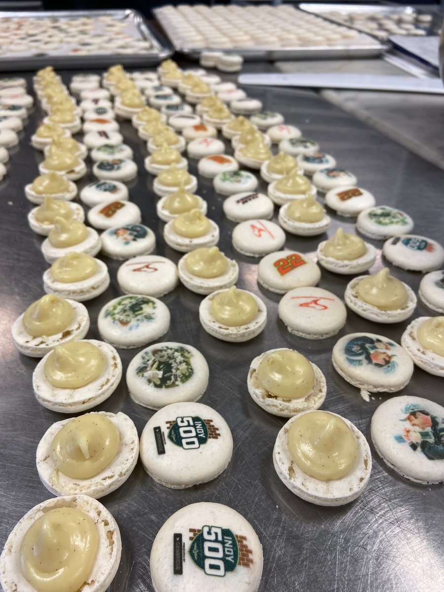 simonpagenaud's tweet photo. It's almost #Christmas, &amp; I'm feeling thankful for all of you! Since I ♥️ macaroons I'd like to share some very special ones w/ you🎄
RT this post, &amp; reply with what you're most thankful for in 2019. I'll pick 10 people to receive a box of these yummy macs! #contest #giveaway https://t.co/sluYQNJeTQ