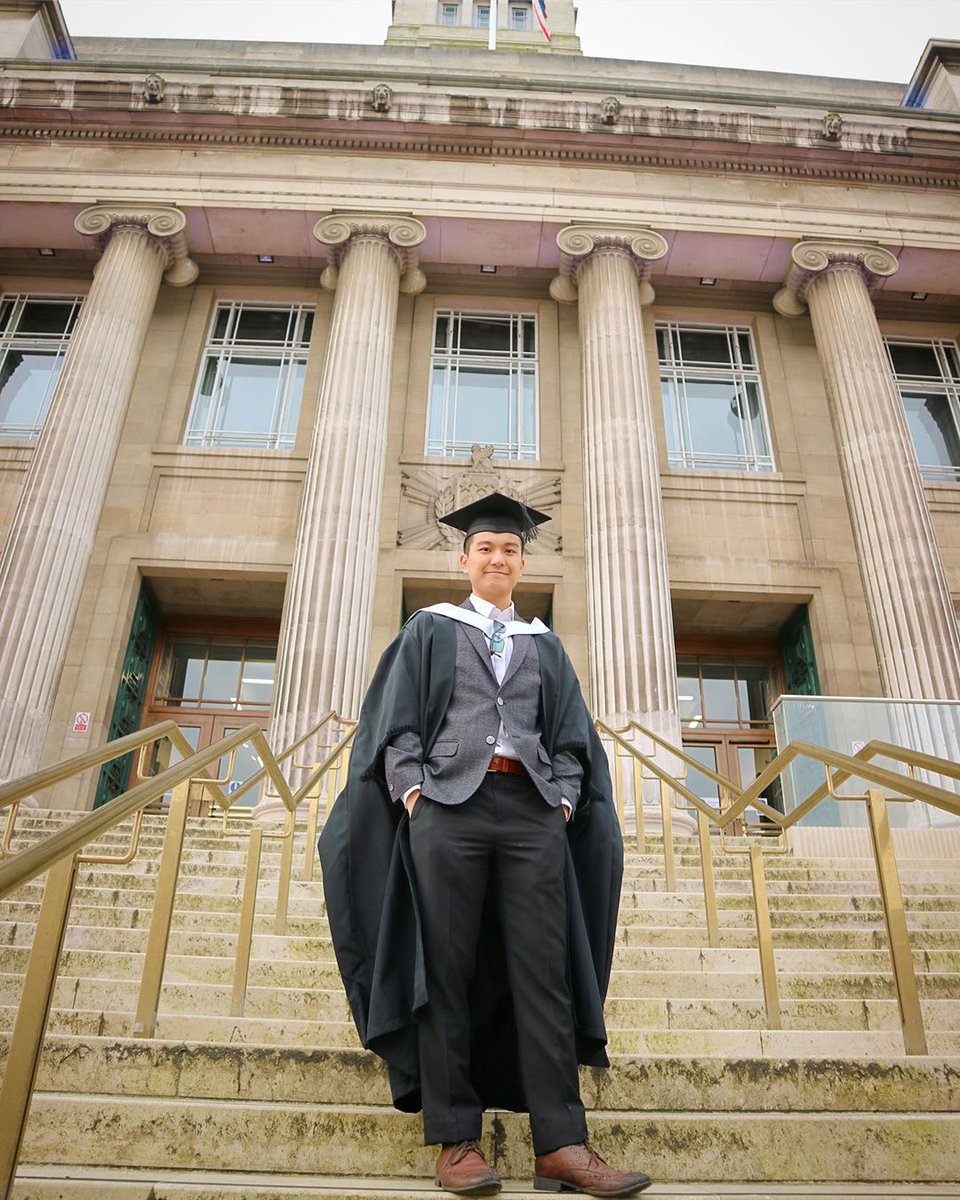 UniversityLeeds's tweet photo. Congratulations to everyone who graduated this December! Here are some of our favourite pictures taken by graduates, their friends and family.
#LeedsGrad19 https://t.co/BGMiqtHgMq