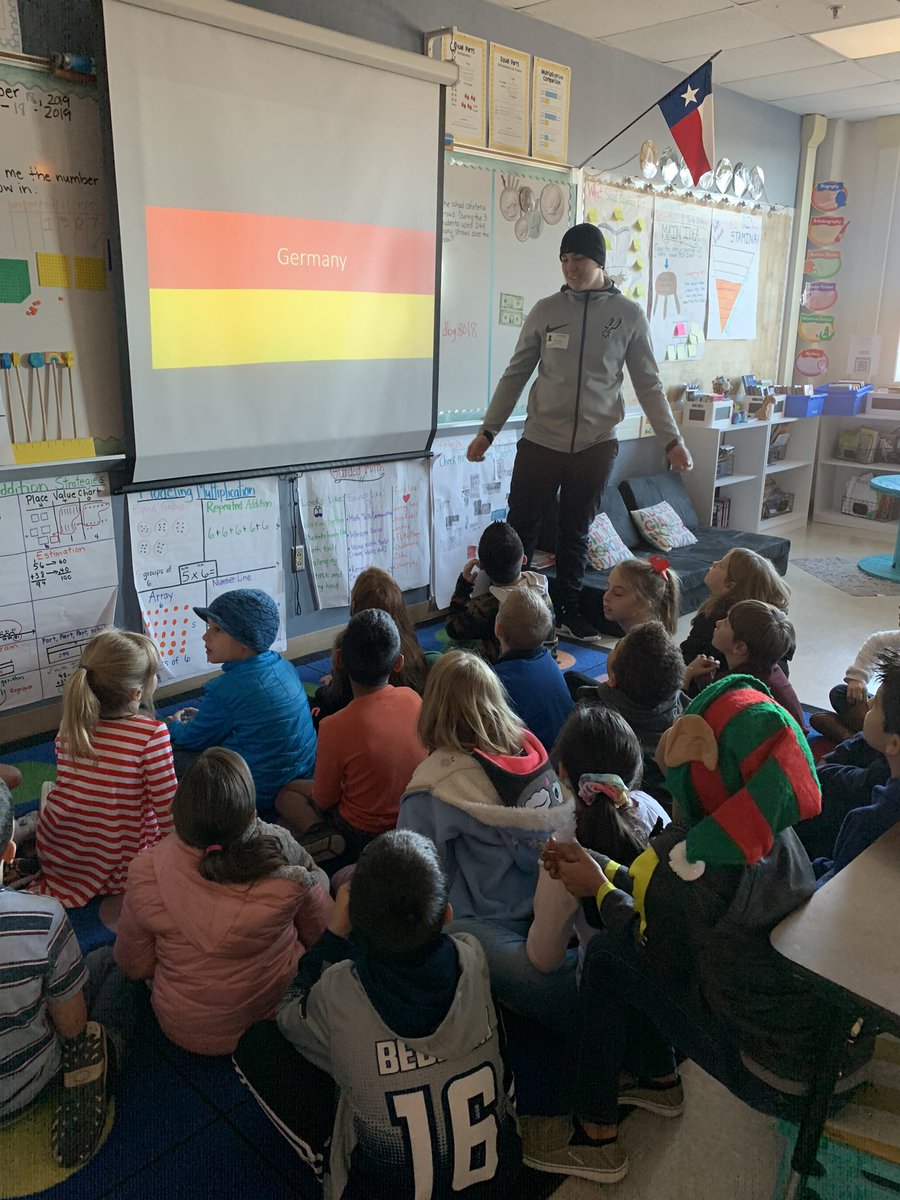 whitwhite91's tweet photo. @NISDAUE Elementary Multicultural Day! https://t.co/9QwMyOKz7E