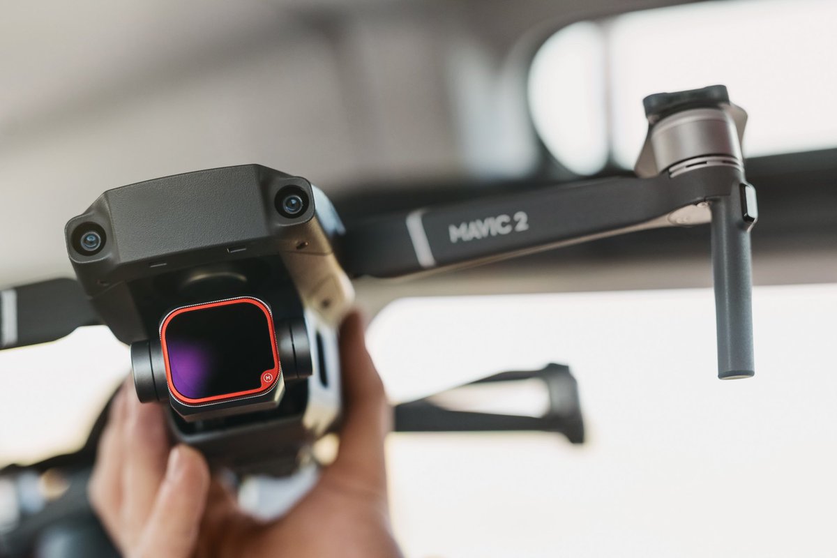 moment's tweet image. Maybe it’s just the season, but feeling like it’s time for a drone giveaway 🎁🚁
 
RT for a chance to win a @DJIGlobal Mavic 2 Pro + Moment M2P CPL + ND Filters Set
 
We’re picking a winner on December 24th at 10am PST 🙌