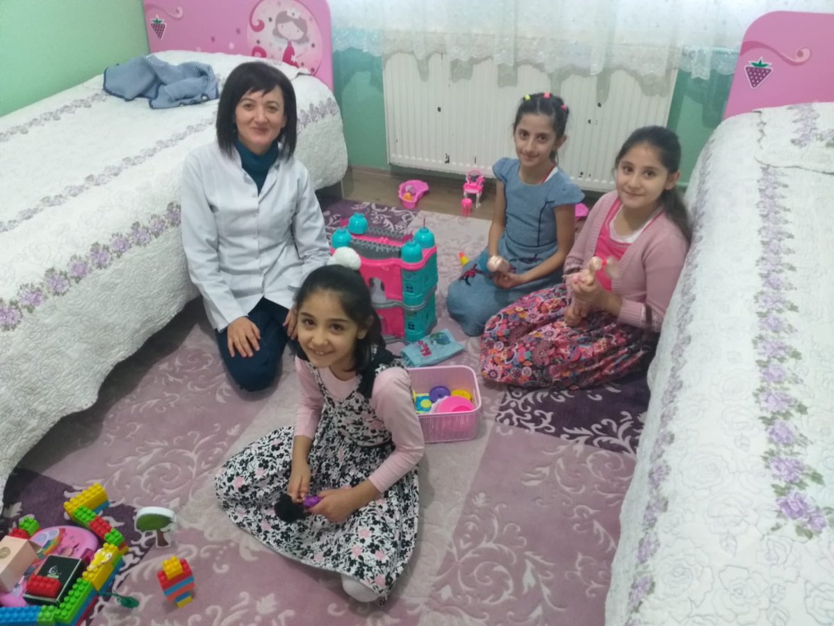 Erzurum_Mem's tweet photo. Ailelerimize misafiriz;
Zira çocuklarımızın odaları
Sınıf kadar değerli gelişimlerinde
Çocuklarımızın evleri
Okul kadar mühim hayatlarında 
Anne babaları 
Öğretmen kadar etkili eğitimlerinde
#erzurumdaveliöğretmenelele 
@Erzurum_Mem 
@ziyaselcuk 
@safran1958 @hmzaydg @adnanboyaci https://t.co/s9oiTBQghb