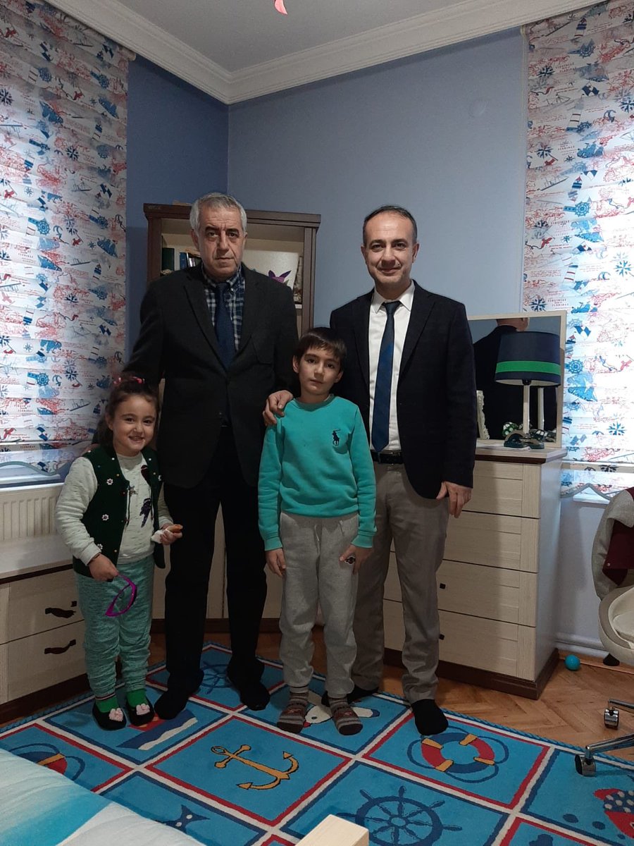 Erzurum_Mem's tweet photo. Ailelerimize misafiriz;
Zira çocuklarımızın odaları
Sınıf kadar değerli gelişimlerinde
Çocuklarımızın evleri
Okul kadar mühim hayatlarında 
Anne babaları 
Öğretmen kadar etkili eğitimlerinde
#erzurumdaveliöğretmenelele 
@Erzurum_Mem 
@ziyaselcuk 
@safran1958 @hmzaydg @adnanboyaci https://t.co/s9oiTBQghb