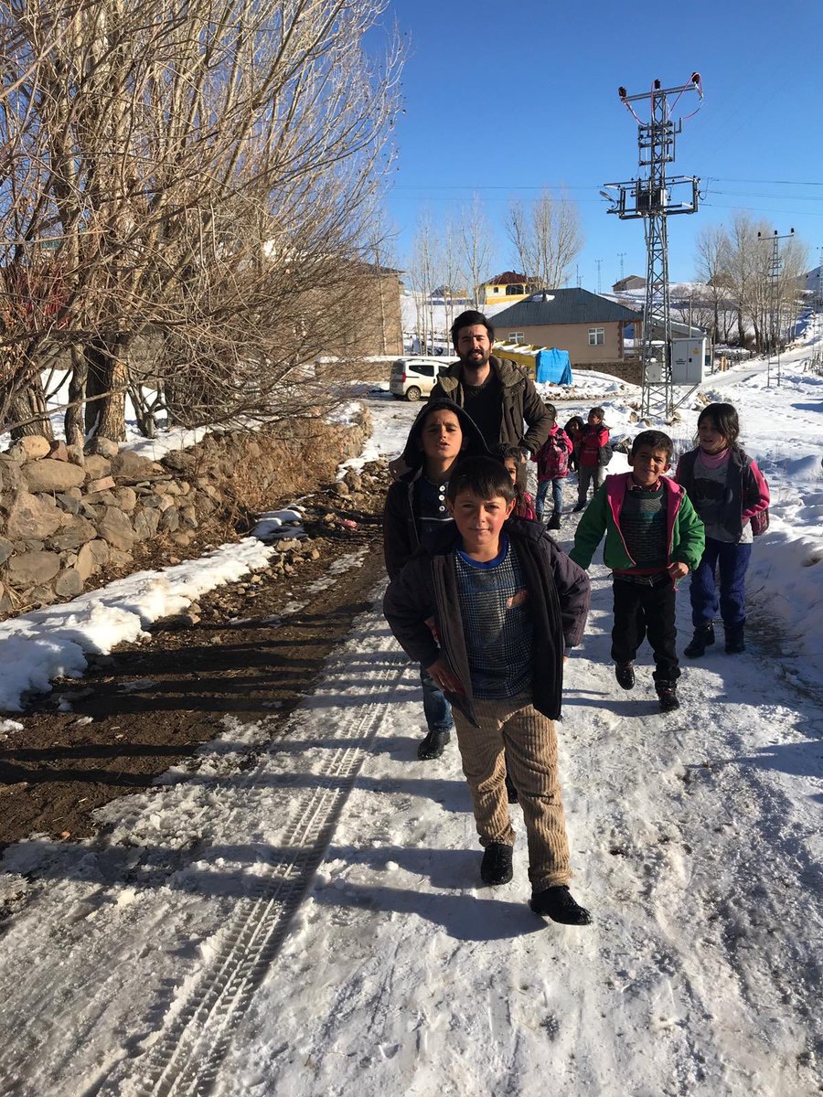Erzurum_Mem's tweet photo. Ailelerimize misafiriz;
Zira çocuklarımızın odaları
Sınıf kadar değerli gelişimlerinde
Çocuklarımızın evleri
Okul kadar mühim hayatlarında 
Anne babaları 
Öğretmen kadar etkili eğitimlerinde
#erzurumdaveliöğretmenelele 
@Erzurum_Mem 
@ziyaselcuk 
@safran1958 @hmzaydg @adnanboyaci https://t.co/s9oiTBQghb