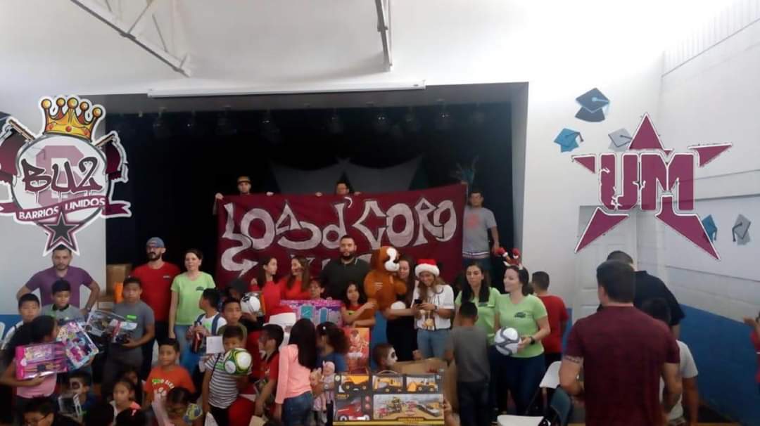 moradosviajeros's tweet photo. Un año mas regalando sonrisas a los niños en la navidad. 
Los integrantes de la @MoradaUltra al igual que los años anteriores realizaron la tradicional fiesta de navidad pero esta vez colaboraron con SOS Amigo y le dieron muchas alegrías a estos chicos💜
https://t.co/0Y3c6cmVn3 https://t.co/yFzG3XwtYM