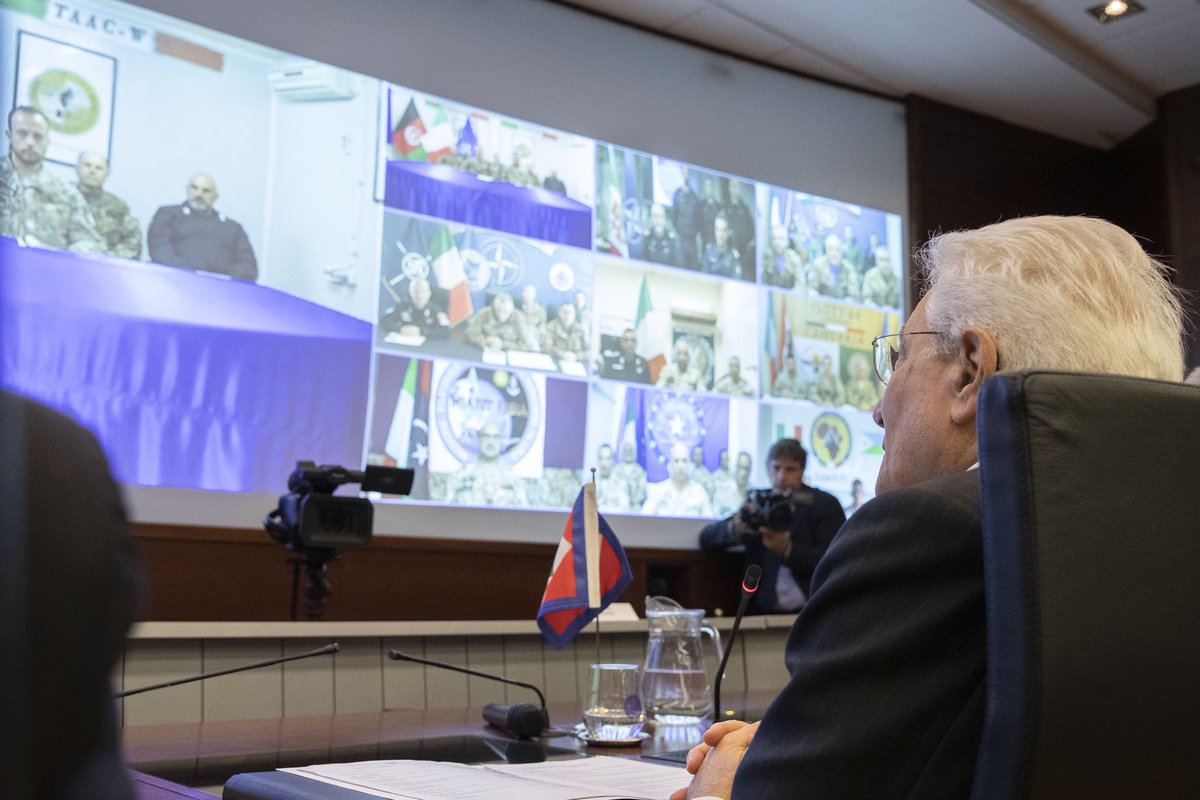 Quirinale's tweet photo. Il Presidente #Mattarella dal Comando Operativo di vertice Interforze, ha rivolto i tradizionali auguri per le prossime festività ai #militari italiani impegnati nei teatri di operazioni internazionali 

Il video: https://t.co/bhc3GYjdTD https://t.co/CUZdSUePAp