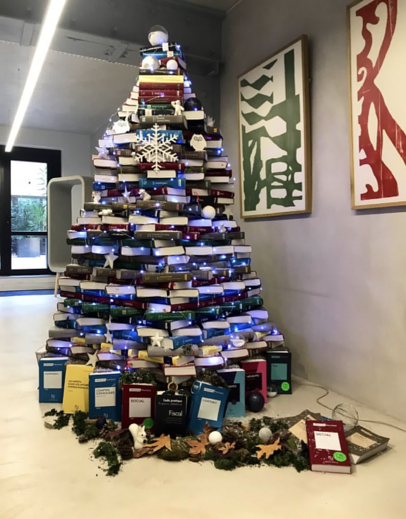 Comme chaque année, le grand défi du #LawyerSapinChallenge revient! 

Le Règlement:
1. Un juriste: avocat, notaire, étudiant en #droit, etc.
2. Un sapin en codes &amp; livres de droit;
3. Une photo tweetée
Prix: je mets un Précis @LGDJediteur à peine sorti (un éditeur complète?)
🌲📕