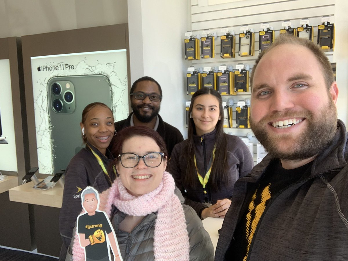 kenmoredogs's tweet photo. Starting off the Thursday with our great leaders in Arlington #164 #jjstrong #cxexperience @SprintNorthDC @SellPhones4 @ChappySprint @kmoore1122 @ELBTravels @PhilDMV @MidAtlMonsters @kaiservirani @jajones83 @_bersays #nostoreleftbehind #focusonbehaviors #pentagon https://t.co/S6dROJ04NY