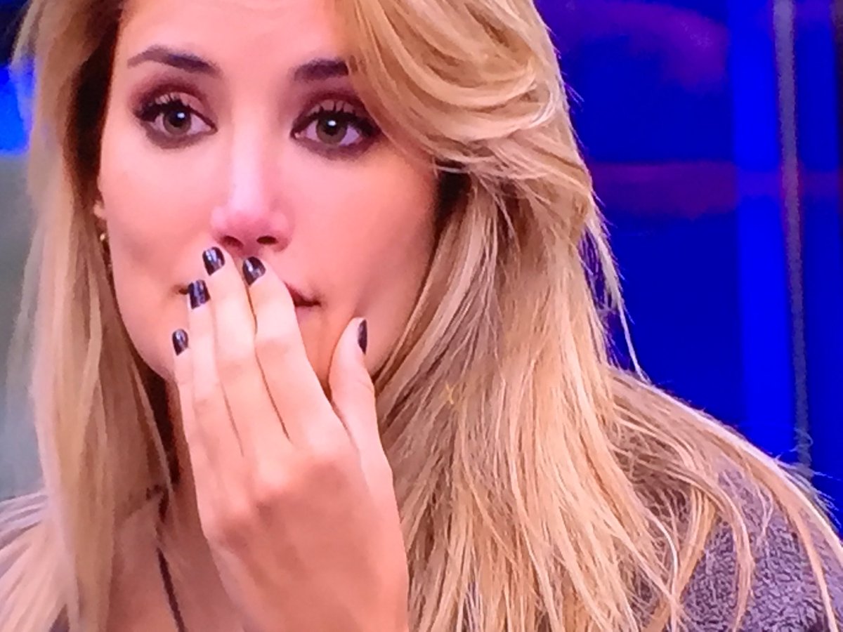 MendezM29846162's tweet photo. A unas horas de la final, quien es tu ganadora??

❤️ ADARA 

🔁 ALBA 

💬 MILA 

#MeGustaGHVIP19D https://t.co/1sE2t222ge