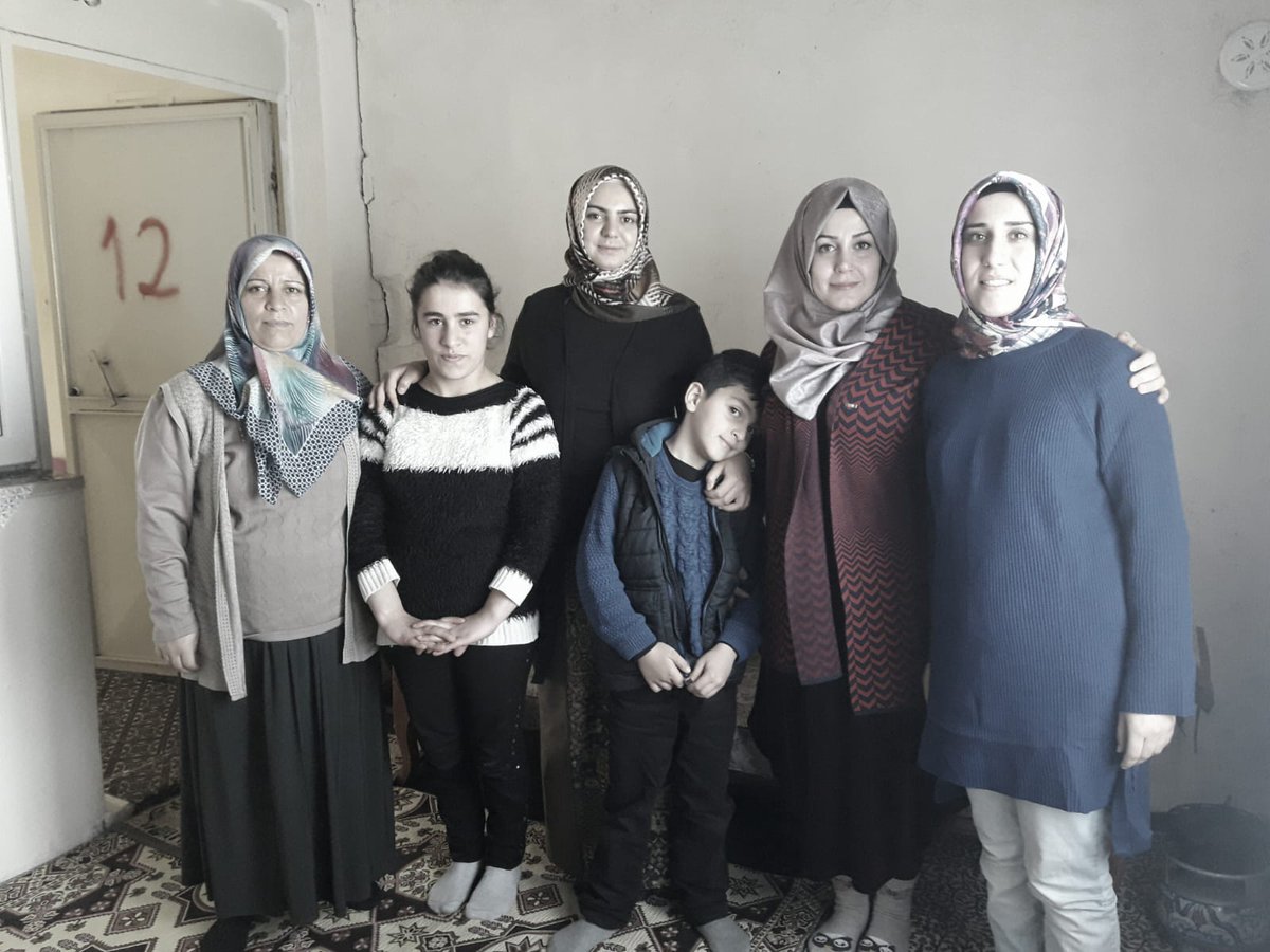 #erzurumdaveliöğretmenelele 
Aşkale de Gulludere ilk/ortaokulu Öğretmen Veli elele. <a href="/tcmeb/">Millî Eğitim Bakanlığı</a> <a href="/ziyaselcuk/">Ziya Selçuk</a> @hmzaydg <a href="/skaygusuz/">Salih Kaygusuz</a> <a href="/Serhat_3325/">Serhat ERDEM</a> @askalemem