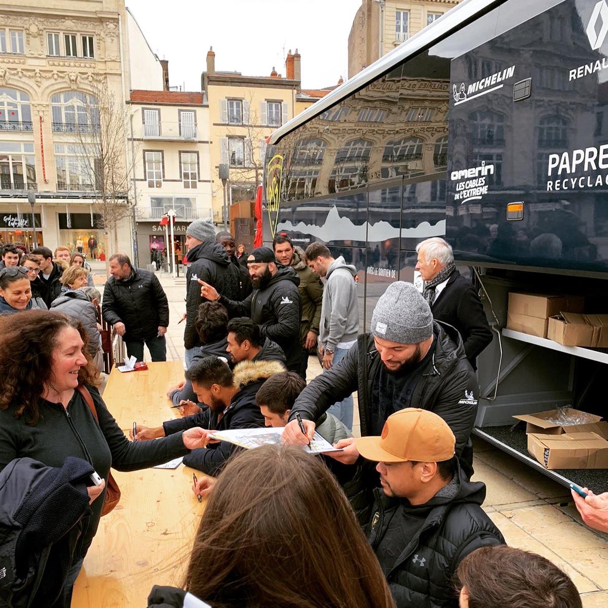ASMOfficiel's tweet photo. 👉🏼 Aujourd’hui, les joueurs étaient place de Jaude pour une séance de dédicace pour le nouveau calendrier 2020 de l’association ASM SOS ! #ASMrugby #YellowArmy #ASMSOS
👉🏼 Retrouvez ce calendrier dans les boutiques ASM et la boutique ASM EXPERIENCE ! https://t.co/NLNsWHoEwS