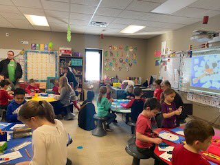 HeusnerReading's tweet photo. Kindergarteners worked on Sneezy the Snowman projects during presentation yesterday! #HeusnerPride https://t.co/jbDu6E4qES
