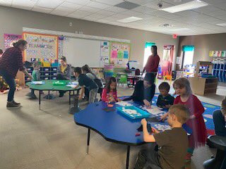 HeusnerReading's tweet photo. Kindergarteners worked on Sneezy the Snowman projects during presentation yesterday! #HeusnerPride https://t.co/jbDu6E4qES