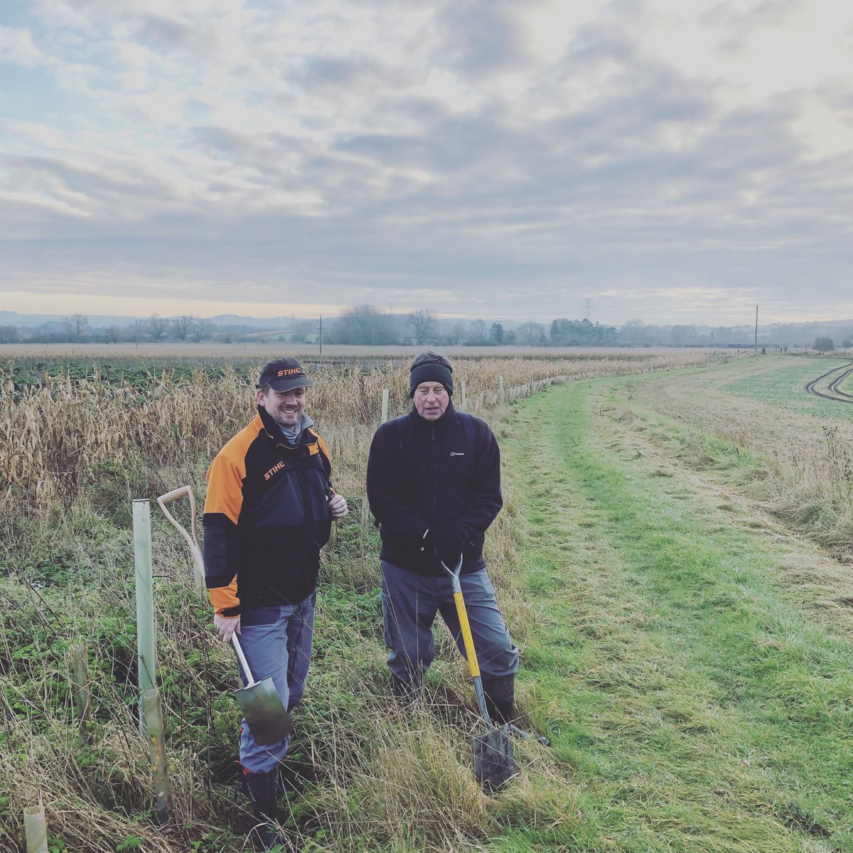 plant_our's tweet image. A pair of Wilsford stalwarts following the footpath (planted with a hedge last year) to plant between Charlton St Peter and Rushall #connectingcommunities #wildlifecorridors #communityplanting #plantforourlives
