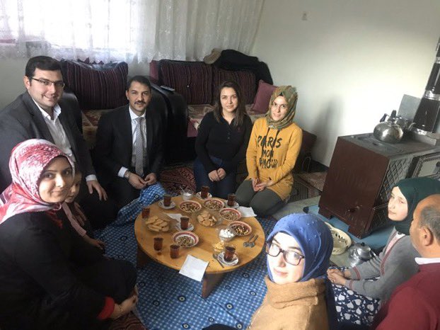 MemTortum's tweet photo. Biz birlikte kocaman ve güçlü bir aileyiz, bu akşam saatinde sıcak yuvalarını bizlere açan ailelere sonsuz teşekkürler. TORTUM’DAN SELAMLAR #erzurumdavelioeğretmenelele @tcmeb @skaygusuz @sabanardayazici @Orhanozenn https://t.co/1e9Nz7pSgf