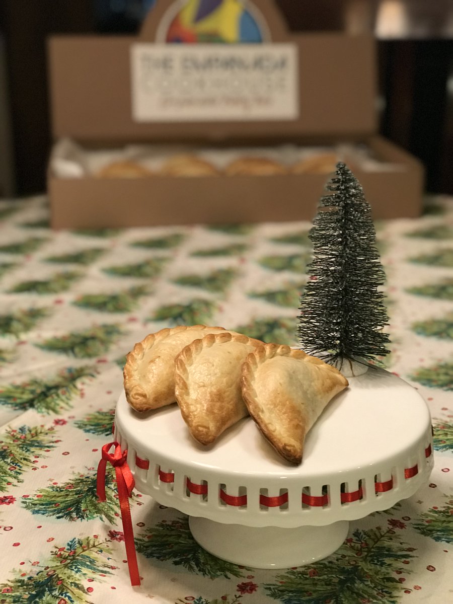 EMPANADAch's tweet photo. Nothing says comfort food like some edible hand warmers (aka empanadas). 🥰🥟 https://t.co/ArulQ4gNNx