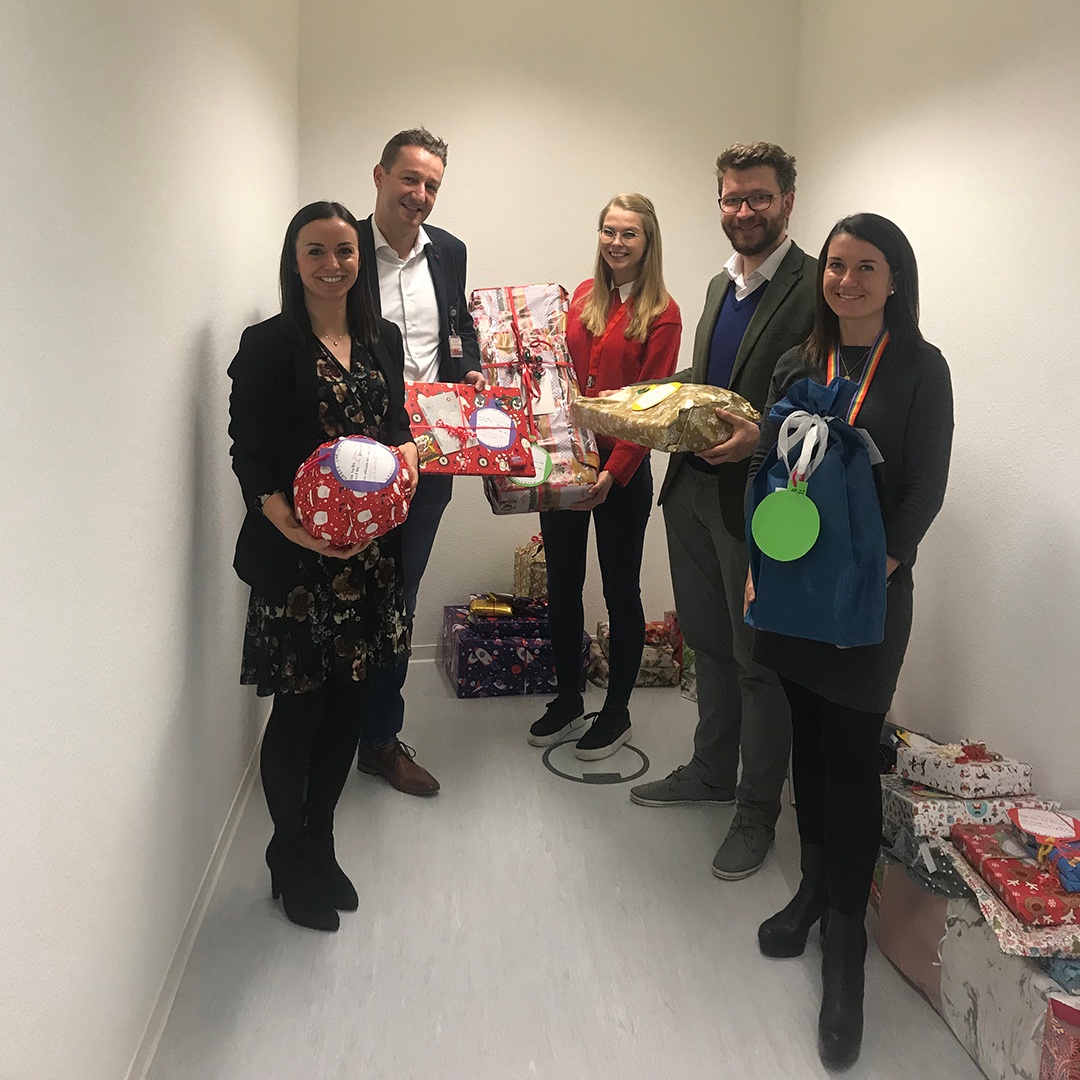 Fujitsu_DE's tweet photo. Unsere #YoungCommunity in #Düsseldorf konnte dieses Jahr insgesamt 70 Geschenke 🎁 an die Gemeinschaftsgrundschule „Im Brömm“ in Gelsenkirchen (Förderschule für Kinder mit speziellen Förderbedürfnissen) verteilen. Vielen Dank für das tolle Engagement! #Weihnachtsaktion https://t.co/XMyTApVSr8