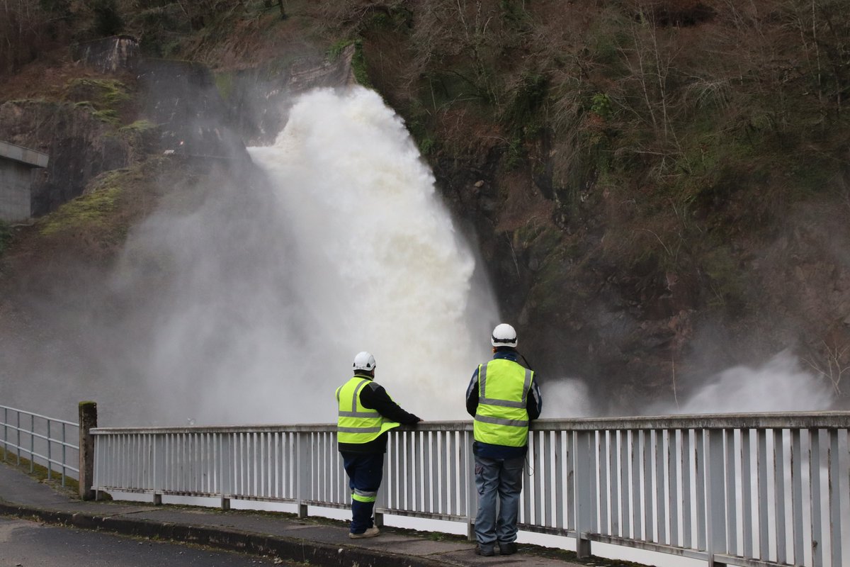ShemHydro's tweet photo. Essais réussis 😀de la seconde vanne de l'évacuateur de crue du barrage de Marèges #Corrèze #Cantal 3 ans de chantier 6 M€ d'investissements. Succès 👏  savoir faire @labelEPV 8( ans et toujous aussi solide grace à une maintenance  soignée. Hydroélectricité 💦 : énergie d'avenir https://t.co/mpFNOKIn0g