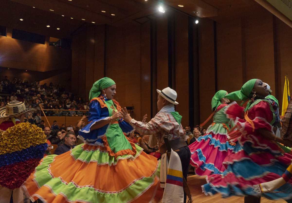 CancilleriaCol's tweet photo. El domingo el Consulado de Colombia en Bilbao 🇪🇸, con el apoyo del programa @colombianosune, llevó a cabo la celebración de fin de año “Colombia 🇨🇴 más cerca de ti”. Cerca de 400 connacionales disfrutaron de una muestra navideña🎄 folclórica y musical: https://t.co/RfQ3B8ofoR https://t.co/8dMibVib4V