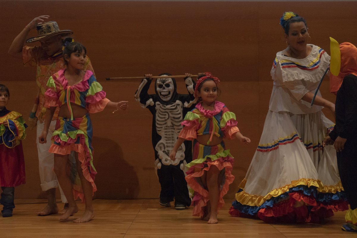 CancilleriaCol's tweet photo. El domingo el Consulado de Colombia en Bilbao 🇪🇸, con el apoyo del programa @colombianosune, llevó a cabo la celebración de fin de año “Colombia 🇨🇴 más cerca de ti”. Cerca de 400 connacionales disfrutaron de una muestra navideña🎄 folclórica y musical: https://t.co/RfQ3B8ofoR https://t.co/8dMibVib4V
